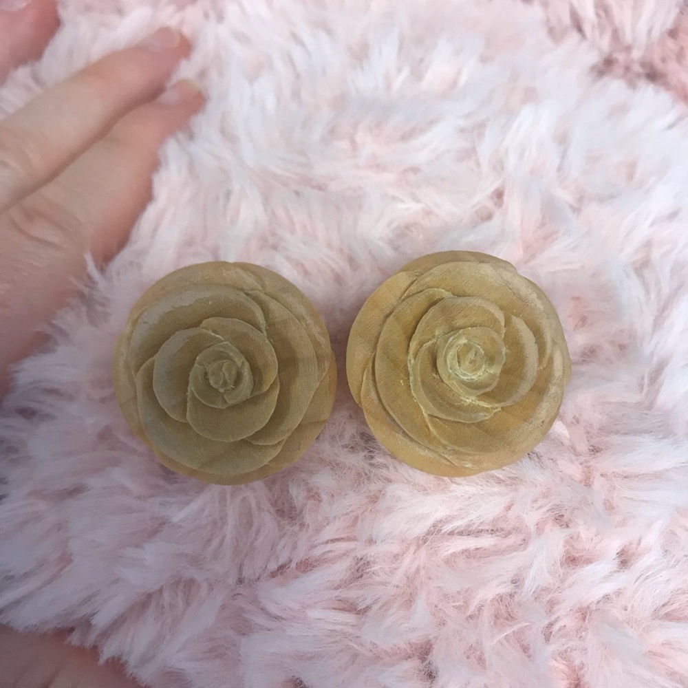 Wooden rose plugs